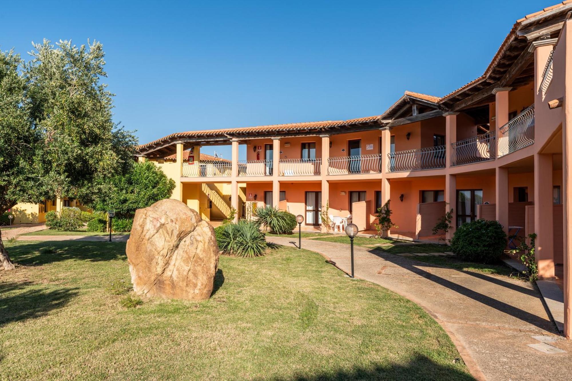 Residence Baia Dei Mirti Vignola Mare Bagian luar foto