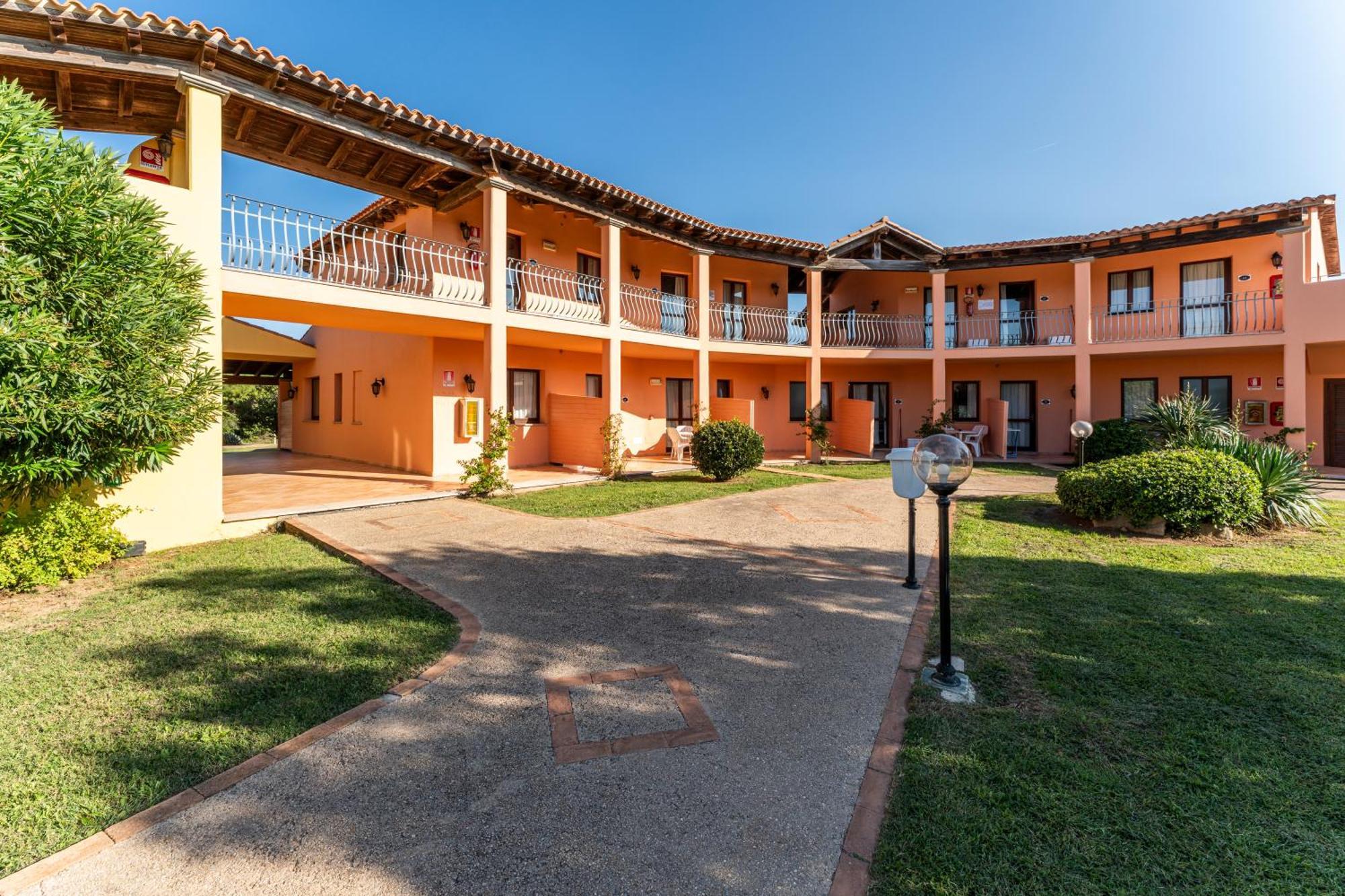 Residence Baia Dei Mirti Vignola Mare Bagian luar foto